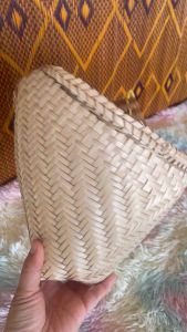 หวดซิก รุ่นละเอียด ขนาดจิ๋ว หรือขนาดเล็ก ความกว้าง 8 นิ้ว ความสูง 8 นิ้ว ถักขอบเก็บรายละเอียดรูปทรงสวยงาม