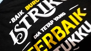 Kaos T shirt kata-kata Baik buruknya Istriku Dia Tetap yang terbaik untuk aku