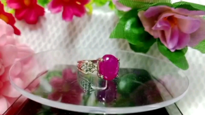 แหวนทับทิมมีเหลือบบ่าข้างแต่งด้วยพลอยไพลินตัวเรือนเงิน925แหวนพลอยแท้แหวนเงินแท้เงิน925ชุบทองคำขาวไซส55/56