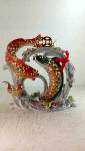 ตั้งมงคลปลาหลีฮื้อคู่เหรียญงานเซรามิคขนาดสูง7นิ้ว เพื่อเสริมให้มีเงินทองเหลือกินเหลือใช้  ขนาด16.5*6*17ซม.