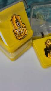 เข็มกลัด 60พรรษา ปี 2555 กะหลั่ยทอง ลงยา (พร้อมกล่องเดิม)