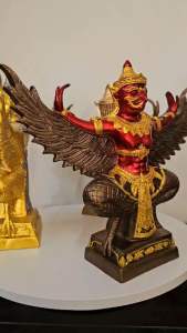 พญาครุฑแร่เหล็กน้ำพี้ พิทักษ์คุณไสย เสริมอำนาจบารมี ปีกกว้าง 14 นิ้ว มีของแถมให้ 4 รายการ