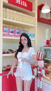 บอดี้สูทดีเทลน่ารักมากกกด้านหลังเว้าลึกได้ใจมากsis  ด้านหน้ารูดช่วงหน้าอกได้  งานจริงน่ารักมากกกกกก ผ้ายืดคอตตอนฉลุ งานมีซับในทั้งชุดนะคะ