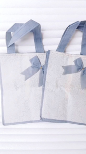 Tas Hajatan Spunbond Tebal Pita Embos Ukuran 20 cm isi 12 pcs