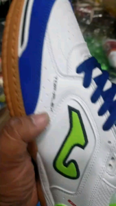 รองเท้าฟุตซอลพื้นเรียบโจ้ม่าสินค้าใช้เวลาเดินทาง 2-3 วันรับประกันคุณภาพตรงปกแน่นนอน 100% ใส่ไม่พอดีเปลี่ยนไซส์ได้