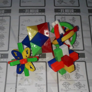 Bộ 4 cái mô hình lắp ráp hình đa năng bằng nhựa nhiều màu