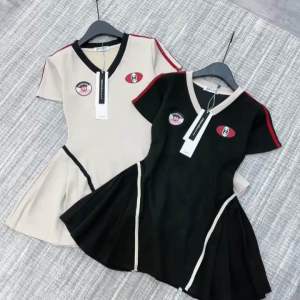 Váy xòe cổ tim viền nổi bật mặc tôn dáng