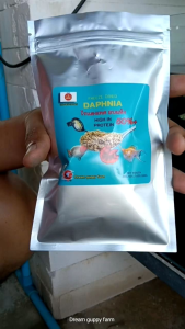 ไรแดงเทศ อบแห้ง อาหารปลาสวยงาม GOLDEN CROWN มงกุฏทอง 50 กรัม.