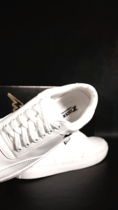 Sepatu Putih Pria Sneakers Casual: Panduan Lengkap