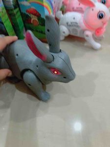 Mainan Kelinci Rabbit Batre berjalan dan ada musik