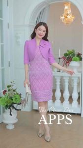 ชุดผ้าไทย เดรสผ้าฝ้ายทอลายไทย สีชมพูม่วง(โทนกล้วยไม้) ออกแบบทรงเสื้อคลุม คอปีน แขนสามส่วน แต่งโบว์เข็มกลัดสำเร็จรูป กระโปรงทรงสอบมีกระเป๋าข้าง