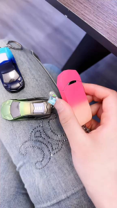 ( shop bán giá sỉ tặng phụ kiện) Bật lửa móc khóa mô hình siêu xe tia khè màu xanh lá cây chống gió. vỏ bằng kim loại shop tặng đầu bơm + thẻ bảo hành