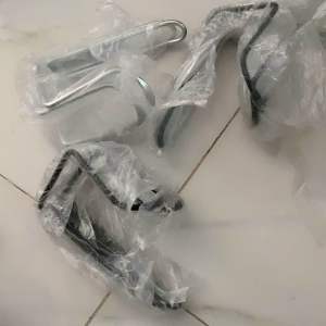 Gọng nhôm giữ bình nước cho xe đạp loại dày dặn hàng tốt