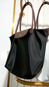Totebag Wanita Model Haura: Tas Bahu Jinjing yang Elegan