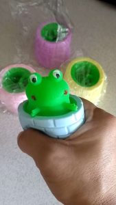 กบบีบ กบจ๊ะเอ๋ ของเล่นคลายเครียด (ราคา/1ชิ้น)