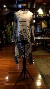 Ainun Tunik by Dian Pelangi ORIGINAL Baju Blouse Kemeja Blus Outfit Casual Formal Kerja Kantor Pesta Kondangan Pernikahan Wanita Hijaber Cantik Anggun Modis Modern Elegan Mewah Model Korea Terbaru Motif Batik Abstrak Hand Made Kekinian