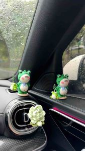 ตุ๊กตาโมเดลน้องกบตัวใหญ่ จำนวน1ตัว มีฐานวาง มีกาวติด ตกแต่งภายในรถยนต์ ตกแต่งถามสถานที่ต่างๆ ตกแต่งคาเฟ่