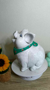 หมูผ้าพันคอสีสวยสดใสคะแบบสีให้นะคะ้ป็นงานหล่อหมูสูงประมาณ6.5นิ้ว ความกว้าง5นิ้ว คาวมยาวจากหน้าถึงวห่าง5นิ้ว