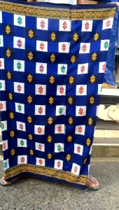 sarung kain Bali motip kotak