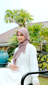 Hijab Segi Empat Bella Square: 60 Variasi Warna & Busana Muslim Lembut Nyaman