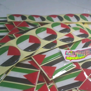 Stiker Timbul Bendera Palestina 3D: Desain & Dekorasi\\n\\n Apa Itu Stiker Timbul 3D?\\n\\nStiker timbul 3D adalah jenis stiker yang memiliki tekstur tiga dimensi, membuatnya terlihat lebih menonjol dan berdimensi dibandingkan dengan stiker biasa. Stiker ini dapat digunakan untuk berbagai keperluan, mulai dari dekorasi hingga branding produk.\\n\\n Bagaimana Stiker Timbul 3D Dibuat\\n\\nProses pembuatan stiker timbul 3D melibatkan beberapa tahap, yaitu:\\n\\n1. Desain: Desainer menciptakan konsep dan desain stiker menggunakan perangkat lunak desain grafis.\\n2. Pemilihan bahan: Bahan stiker dipilih berdasarkan kualitas dan kecocokannya dengan desain.\\n3. Produksi: Stiker dicetak dan dipotong sesuai dengan desain yang telah disiapkan.\\n4. Proses timbul: Teknik embossing atau hot stamping diterapkan pada stiker untuk memberikan efek timbul.\\n\\n Kelebihan Menggunakan Stiker Timbul 3D\\n\\nBeberapa kelebihan menggunakan stiker timbul 3D antara lain:\\n\\n- Tampilan yang lebih menarik dan unik\\n- Daya tarik visual yang tinggi\\n- Tahan lama dan mudah dipasang\\n- Cocok untuk berbagai media, seperti kertas, kaca, logam, dan plastik\\n\\n Mengapa Memilih Stiker Timbul Bendera Palestina 3D?\\n\\nStiker timbul bendera Palestina 3D merupakan pilihan tepat bagi mereka yang ingin mengekspresikan identitas dan dukungan terhadap Palestina. Desain unik dan detail stiker ini membuatnya menjadi pilihan yang menarik untuk berbagai keperluan dekorasi.\\n\\n Desain Unik Stiker Timbul Bendera Palestina\\n\\nStiker timbul bendera Palestina 3D dirancang dengan detail dan warna yang akurat, mencerminkan simbolisme dan nilai-nilai penting dari bendera Palestina. Desain unik ini membuat stiker ini menjadi pilihan yang menarik untuk berbagai keperluan dekorasi.\\n\\n Aplikasi Stiker Timbul Bendera Palestina di Berbagai Media\\n\\nStiker timbul bendera Palestina 3D dapat digunakan pada berbagai media, seperti:\\n\\n- Kertas: Stiker ini cocok untuk dicetak pada undangan, kartu ucapan, atau brosur.\\n- Kaca: Stiker ini dapat ditempel pada kaca kendaraan atau jendela untuk mengekspresikan dukungan terhadap Palestina.\\n- Logam: Stiker ini cocok untuk dicetak pada merchandise seperti mug, pin, atau tas.\\n- Plastik: Stiker ini dapat ditempel pada berbagai barang plastik, seperti botol air minum atau dompet.\\n\\n Cara Menggunakan Stiker Timbul Bendera Palestina 3D\\n\\nBerikut adalah langkah-langkah untuk menempelkan stiker timbul bendera Palestina 3D:\\n\\n1. Bersihkan permukaan media tempelan dengan kain lembut dan alkohol.\n2. Potong stiker sesuai dengan ukuran yang diinginkan.\n3. Tempelkan stiker pada permukaan media tempelan dengan hati-hati.\n4. Tekan stiker dengan kuat untuk memastikan bahwa stiker melekat dengan baik.
