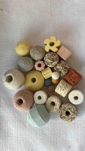 หินดูดกลิ่นตู้ปลา 13 in 1 หินกรองตู้ปลา Ceramic Ring เซรามิคริงค์ บรรจุ 1 kg หินกรองวัสดุกรอง พร้อมถุงตาข่ายพลาสติก