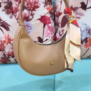 Tas bahu wanita bentuk bulan sabit modis bahan kulit premium