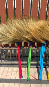 ไม้กวาดดอกหญ้าอย่างหนา ด้ามพลาสติกยาว 70 ซ.ม.ใช้ทน น้ำหนักเบา