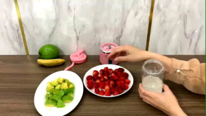 Máy xay sinh tố xay cháo cho bé dùng pin sạc rất tiện lợi mọi lúc mọi nơi