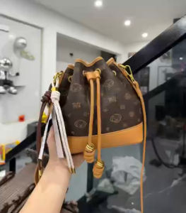 Túi ChI0 Dây Rút Hoạ Tiết Kèm Charm Chó Size 18.5cm (Auth Tuồn)