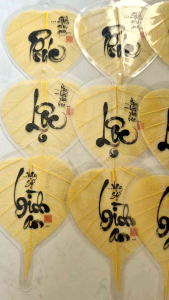 LÁ BỒ ĐỀ THƯ PHÁP BÌNH AN - PHÚC - LỘC (KÈM DÂY TREO)