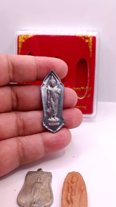 B062 ชุดพระ 3 องค์ พระ 25 พุทธศตวรรษ เนื้อชิน เนื้อดิน พระพุทธชยวันตี ปี 2500 พร้อม กล่องพลาสติก