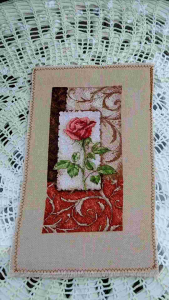 ภาพดอกกุหลาบแดง ปักครอสติสอย่างประณีตบนผ้า AIDA 18 count สีธรรมชาติ สำหรับใส่กรอบตกแต่งบ้าน หรือมอบเป็นของขวัญวันวาเลนไทน์ ขนาดภาพ 10 x 19.5 cm.