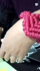 Gelang unik merah maroon
