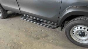 บันไดตะแกรงเหล็ก สีดำ โตโยต้า รีโว่ ช่วงยาว 1.2 เมตร แข็งแรง ทนทาน พร้อมขาจับเข้ารูป