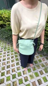 กระเป๋าสะพายข้างทรงนํ้าเต้าสีพาสเทล กระเป๋าสะพายไหล่/พาดลำตัว หนังวัวแท้รุ่น Baby Soft เกาหลีเกาใจ นุ่มละมุนมาก ปรับความยาวสายได้