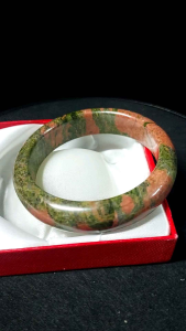 กำไลหินยูนาไคต์ หินถูกหวย หน้ากว้าง 15 มม. ขนาดวง 59.5 มม.งานเก่า ประมาณ 18 ปี