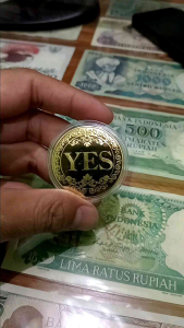 hadiah unik gold souvenir bertuliskan Yes dan No