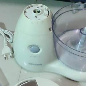 มือสอง อะไหล่ ( ลองเสียบปลั๊กแล้วมอเตอร์ไม่ทำงาน ) เครื่องบด สับ ปั่น ผสมอาหาร Severin SEV-388 ใช้ไฟ220v 400 watt ของวีรสุ อุปกรณ์ไม่ครบ