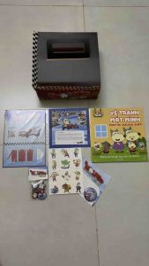 Hộp quà tặng phim "Wolfoo & Cuộc đua tam giới" (1 huy hiệu & sticker)
