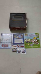 Hộp quà tặng phim "Wolfoo & Cuộc đua tam giới" (2 huy hiệu)