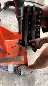 Máy Tán Đinh Má Phanh Xe Tải Sử Dụng Khí Nén