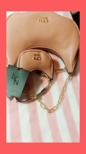 กระเป๋าลิน Lyn New Collection รุ่นแม่อั้ม งานแท้Outlet สะพายข้างได้ คล้องไหล่ได้ ได้สายสะพาย2เส้น แถมใบลูก อุปกรณ์ : ถุงผ้า ป้ายราคา ขนาด 8" มี 6 สี : ดำ / ขาว / เทา / เขียว / ส้ม / เบจ