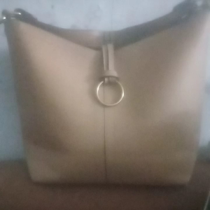 Tas Wanita Kulit Sintetis Preloved: Gaya Kasual yang Berkualitas