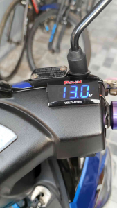 โวลมิเตอร์ดิจิตอล มิเตอร์วัดไฟ DC 12V จอแสดงผล LED มิเตอร์วัดกระแสไฟเครื่องแบตเตอรี่กันน้ำสำหรับรถจักรยานยนต์รถยนต์