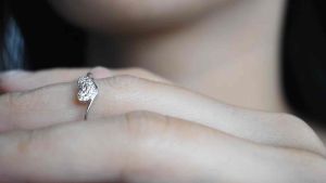 925 ชุบเคลือบทองคำขาว ประดับเพชร CZ Swiss Diamond เกรดพรีเมี่ยม แหวนเงินที่พร้อมเพื่อฝึกสอน [ Ally - Allure Jewelry ]