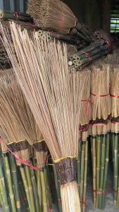 ไม้กวาดทางมะพร้าวตัดปลาย ทายางดำ ยาวประมาณ 120 เซนติเมตร