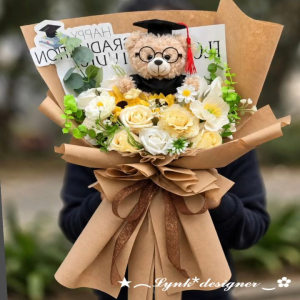 Bó hoa tặng tốt nghiệp với gấu bông cử nhân phối hoa hồng mix hướng dương sáp thơm. Tặng banner theo yêu cầu
