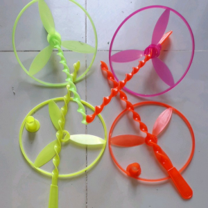Sản phẩm là Trò chơi trẻ thơ_sét 4 cái chong chóng tuốt bay bằng nhựa rất đẹp 