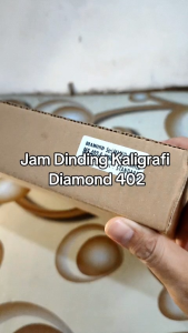 Jam Dinding Besar Diamond 402 Emboss Kaligrafi Diameter 40cm
